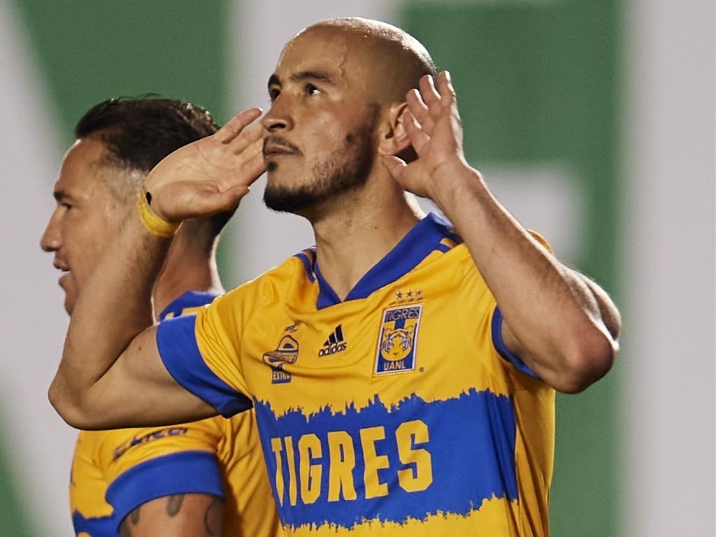 Carlos González celebrando un gol con la playera de Tigres